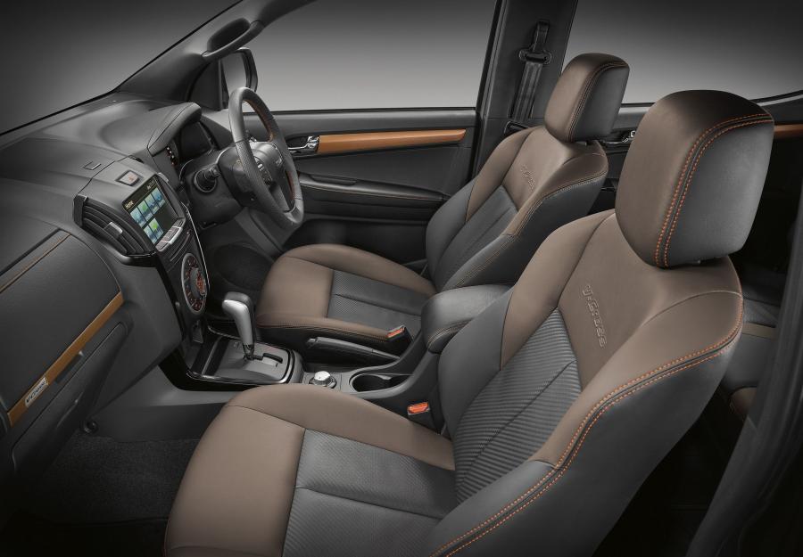Интерьер Isuzu D-Max V-Cross Max 4x4 2017 года  (TH) (фото 2 из 9)